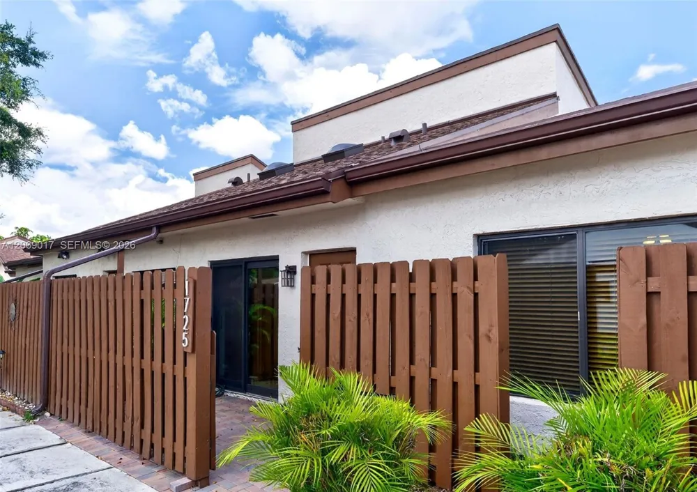 1725 NW 71st Ave Plantation, FL 33313