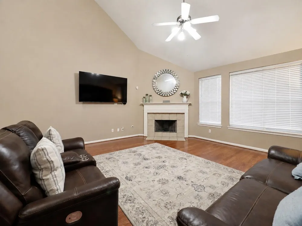 1752 Silver Bend Drive Dickinson, TX 77539