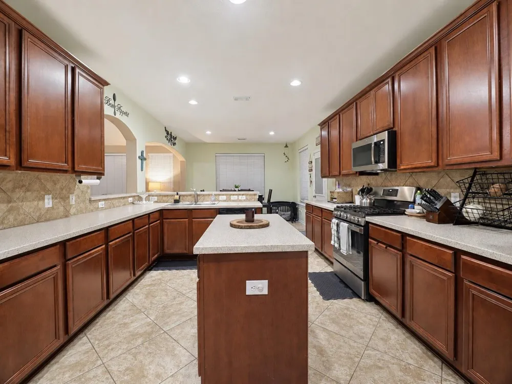 1752 Silver Bend Drive Dickinson, TX 77539