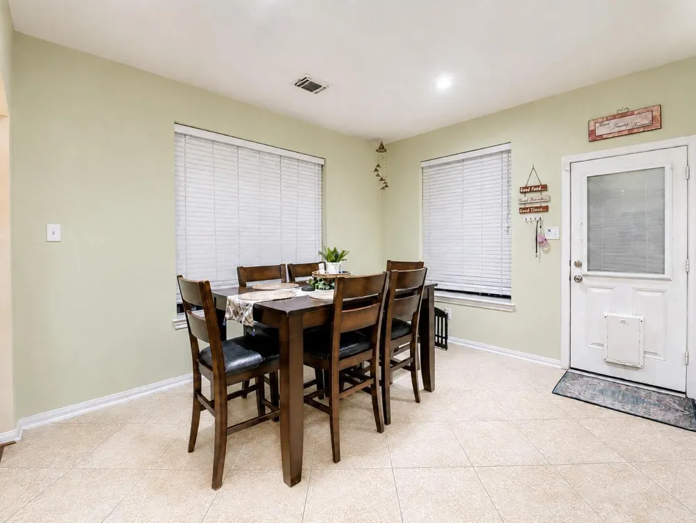 1752 Silver Bend Drive Dickinson, TX 77539