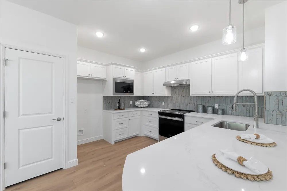 208 E Ewell Street Granbury, TX 76048