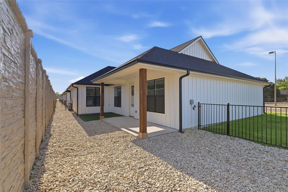202 E Ewell Street Granbury, TX 76048