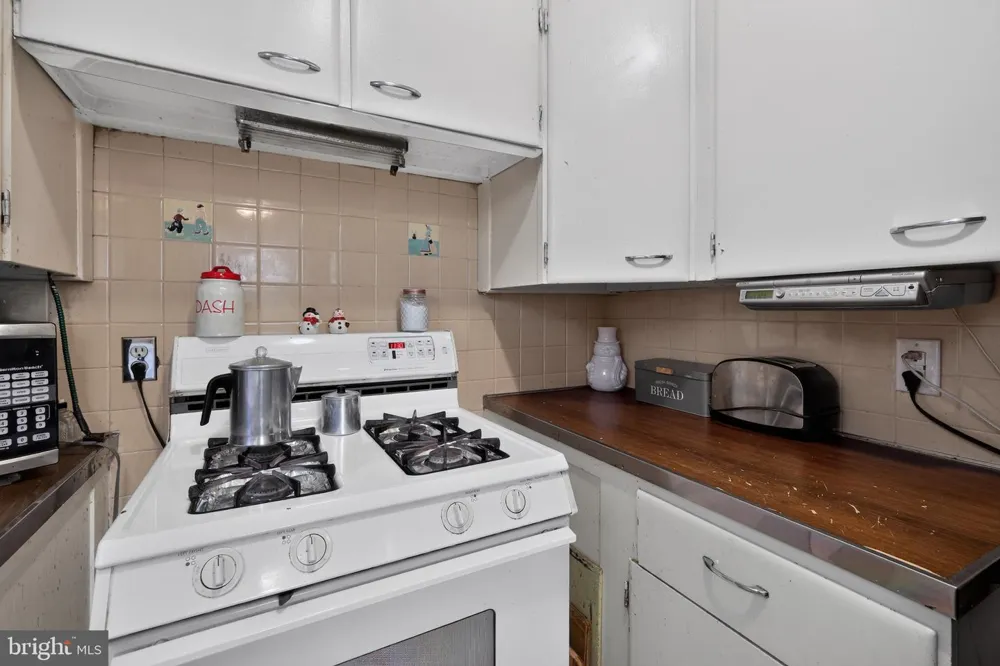 2003 OAKMONT STREET Philadelphia, PA 19152