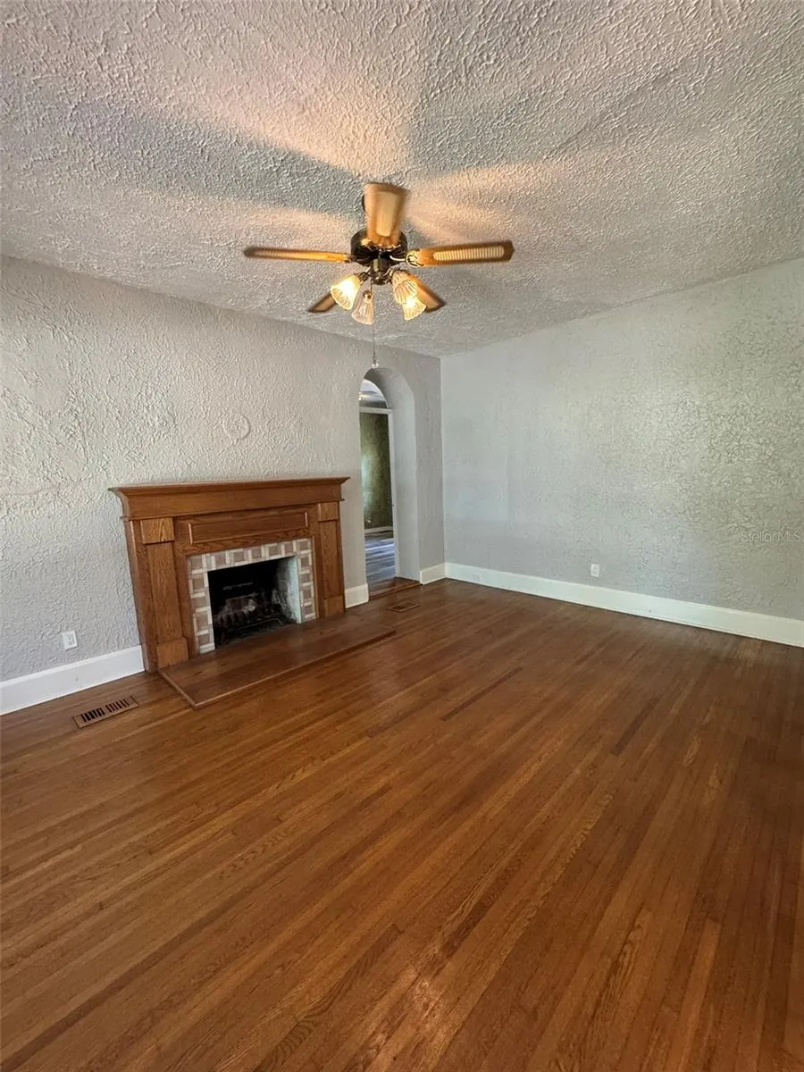 30 KREAMER AVENUE Tarpon Springs, FL 34689