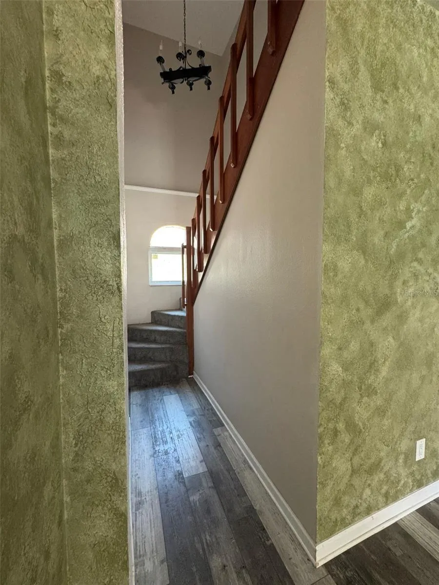 30 KREAMER AVENUE Tarpon Springs, FL 34689