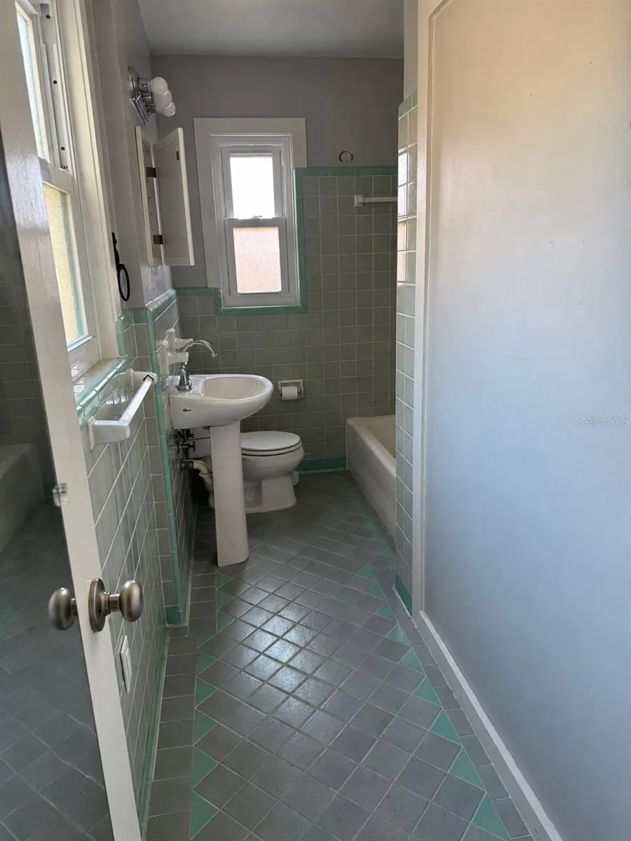 30 KREAMER AVENUE Tarpon Springs, FL 34689