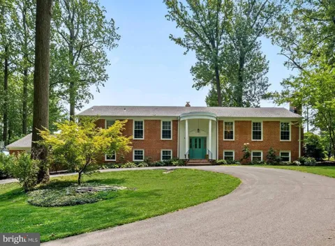 4 COUNTRY CLUB LANE