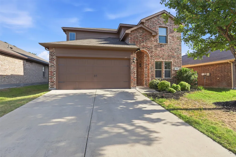 612 River Rock Drive Azle, TX 76020