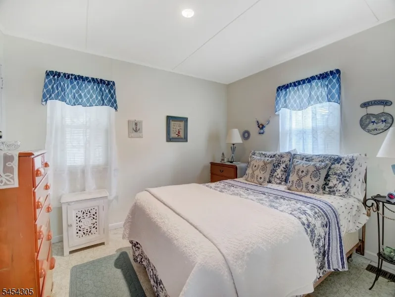 146 Monroe Trl Hopatcong, NJ 07843