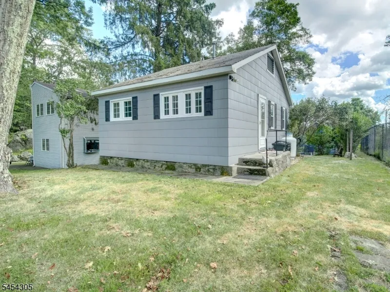 146 Monroe Trl Hopatcong, NJ 07843