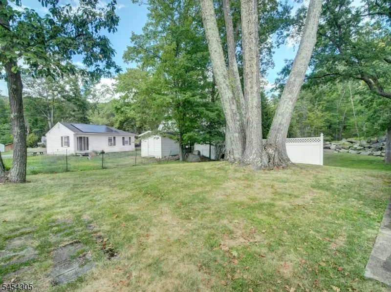 146 Monroe Trl Hopatcong, NJ 07843