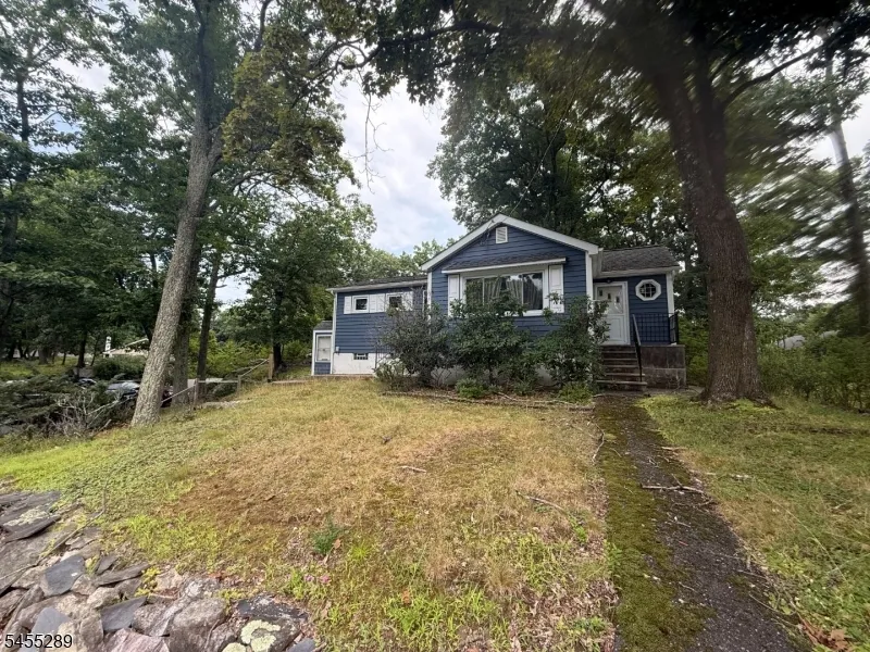 3 Illinois Trl Hopatcong, NJ 07843