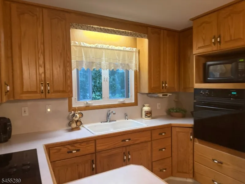 3 Illinois Trl Hopatcong, NJ 07843
