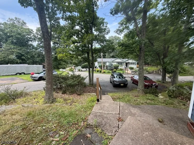 3 Illinois Trl Hopatcong, NJ 07843