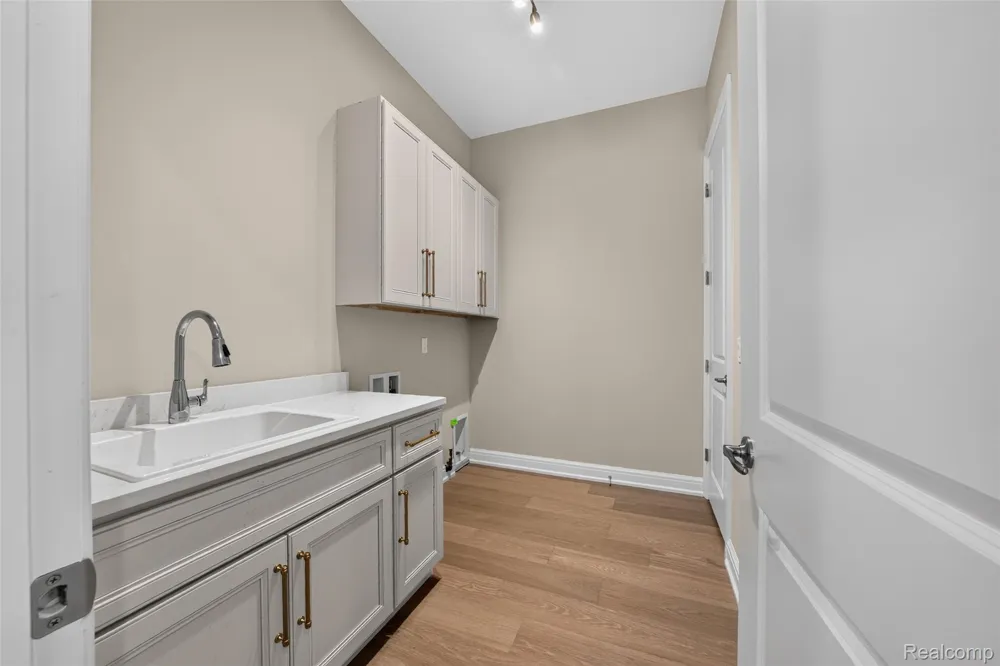 526 Maplehill Road Rochester Hills City, MI 48306