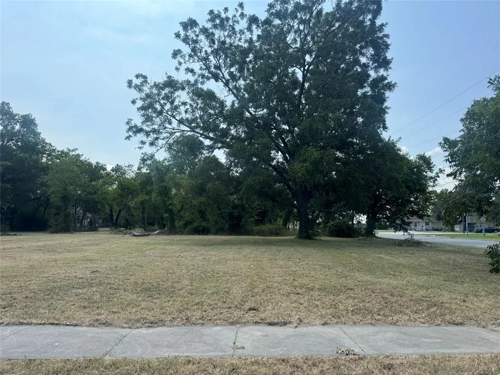 907 Buck Street Gainesville, TX 76240