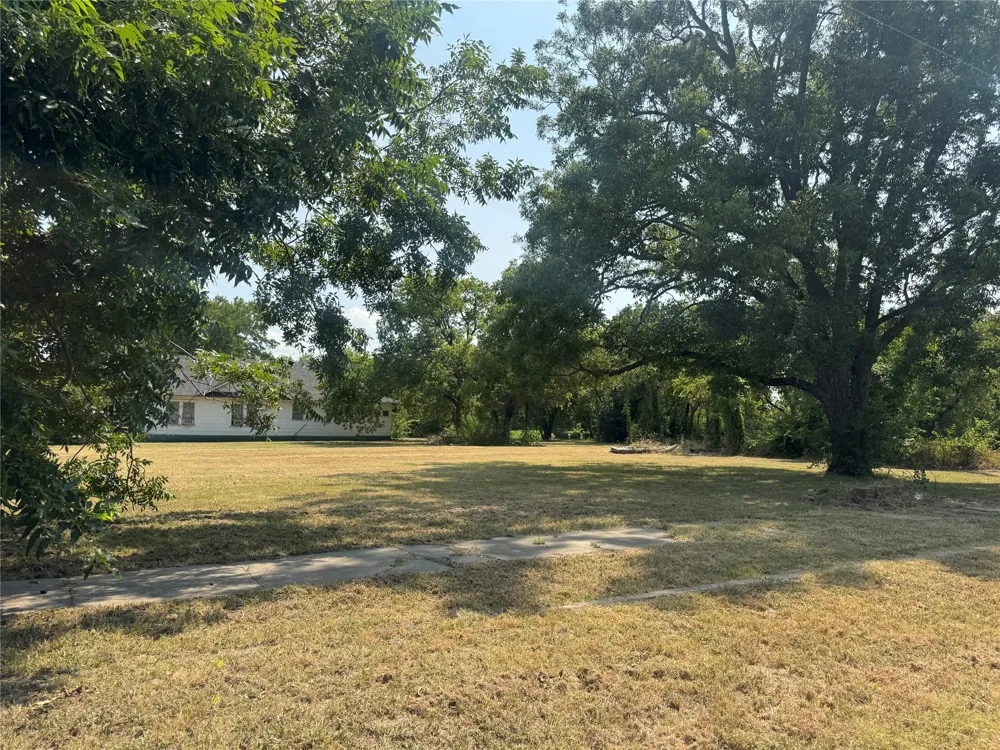 907 Buck Street Gainesville, TX 76240