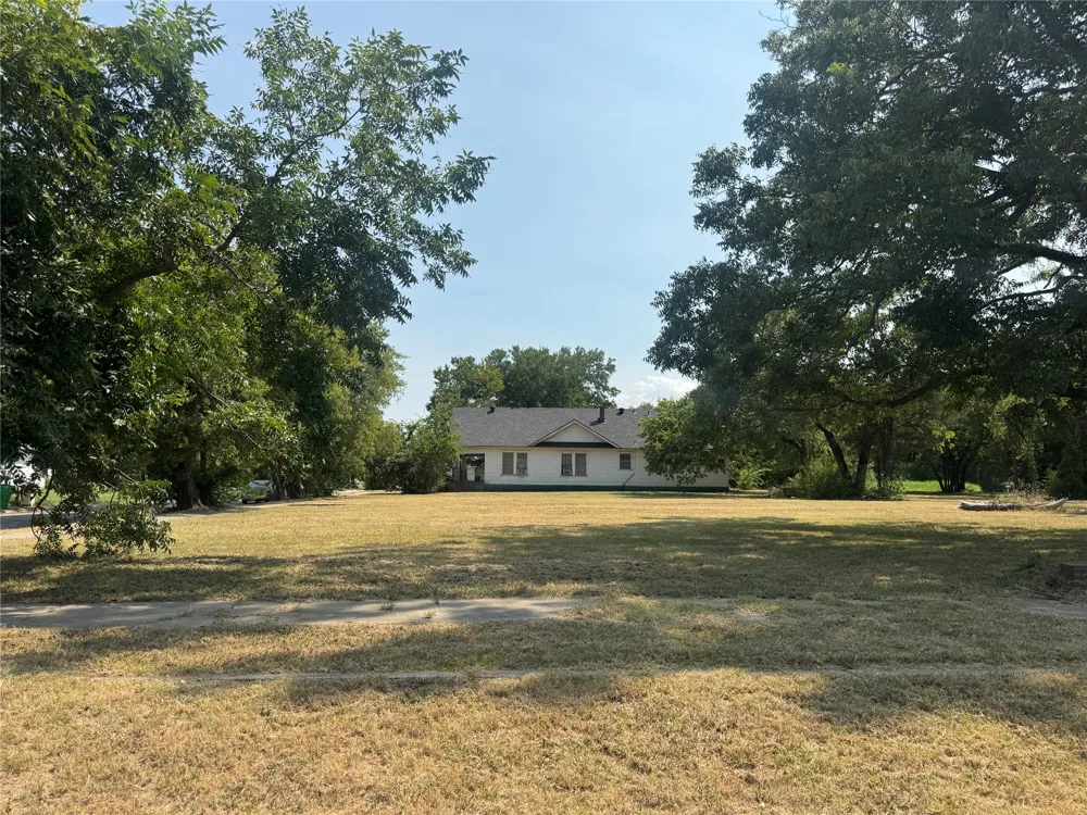 907 Buck Street Gainesville, TX 76240