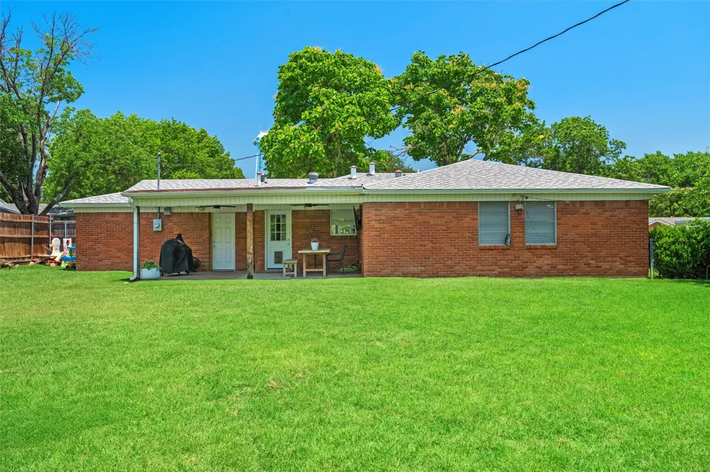 8037 Pinewood Drive Benbrook, TX 76116