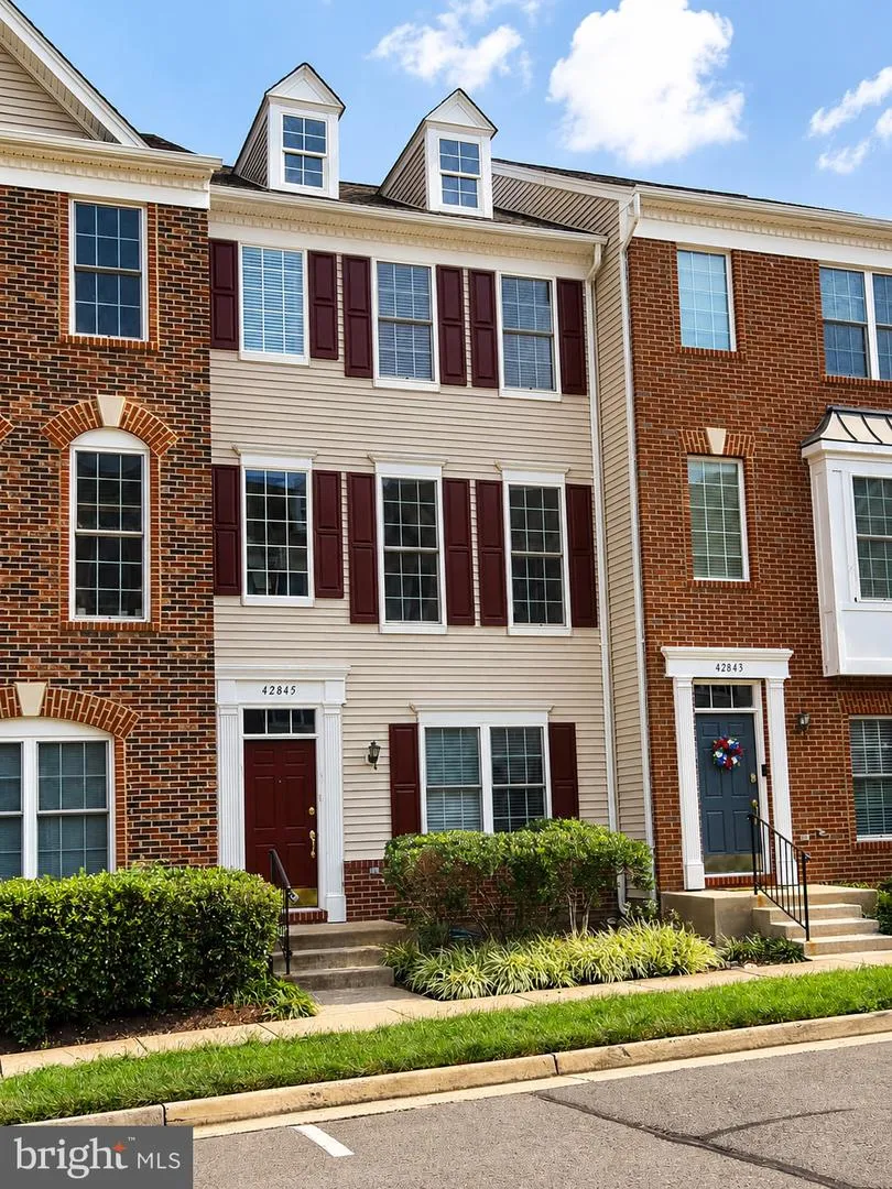 42845 SYKES TER Chantilly, VA 20152