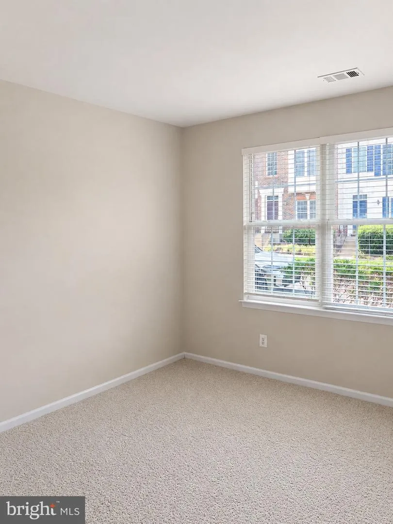 42845 SYKES TER Chantilly, VA 20152