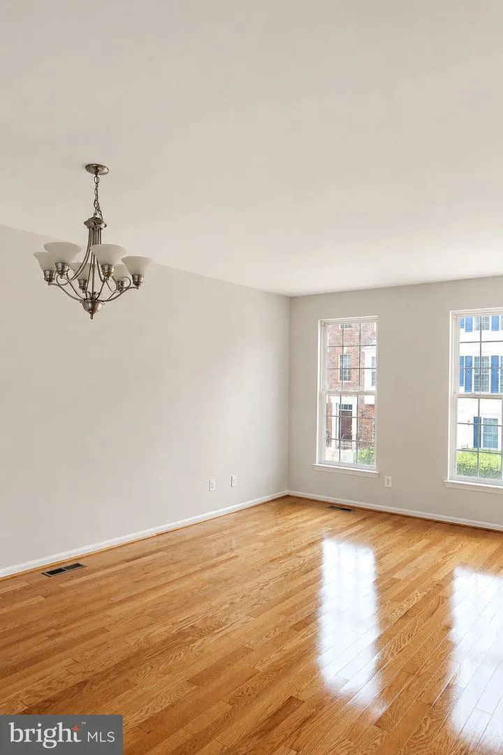 42845 SYKES TER Chantilly, VA 20152