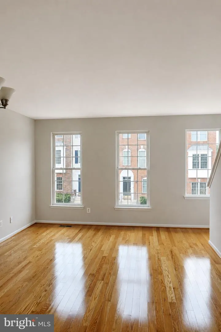 42845 SYKES TER Chantilly, VA 20152