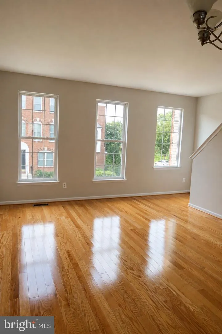 42845 SYKES TER Chantilly, VA 20152