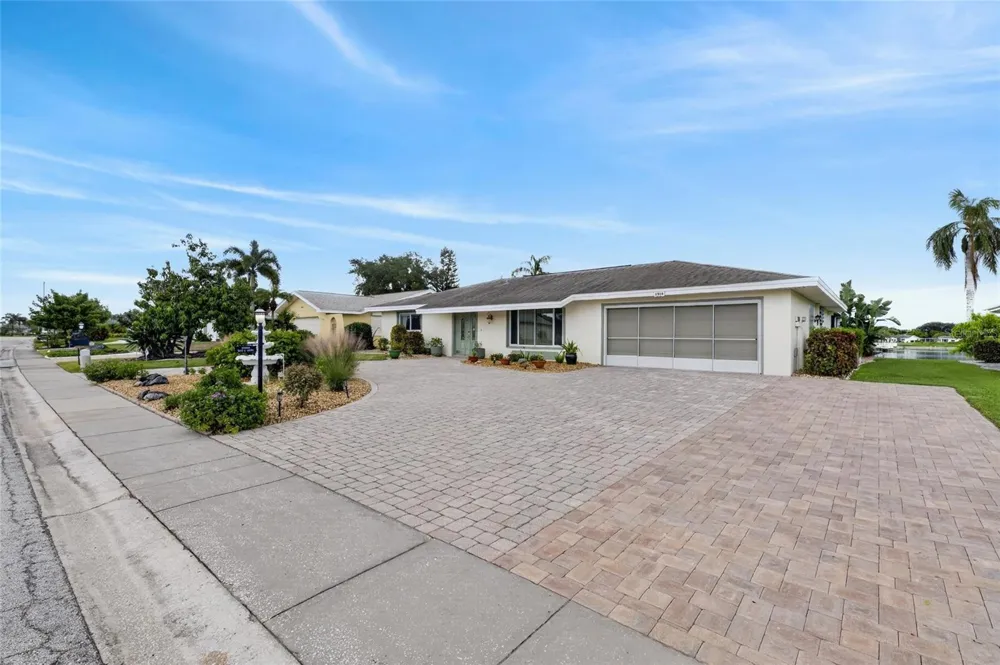 1516 NEW BEDFORD DRIVE Sun City Center, FL 33573