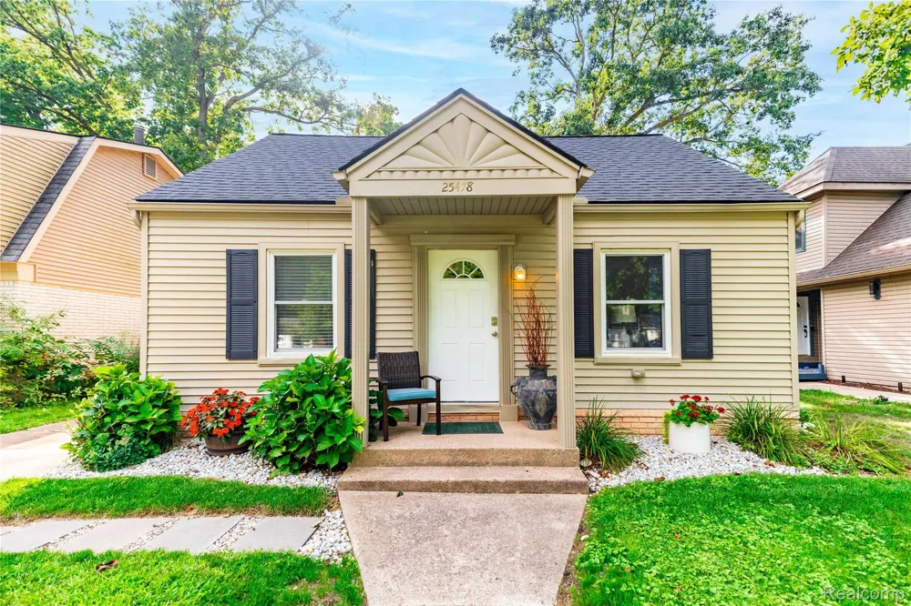 25478 6th Street Grosse Ile Township, MI 48138