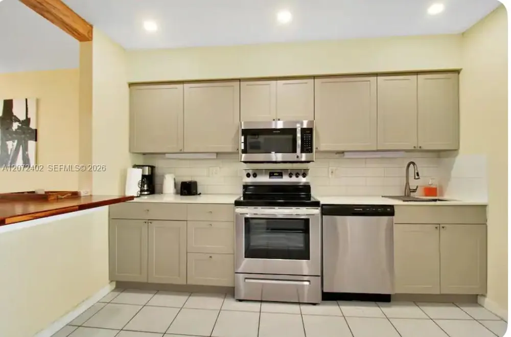 1031 SW 3rd St #1031 Hallandale Beach, FL 33009
