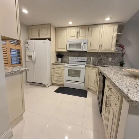 3800 OAKS CLUBHOUSE DRIVE #311