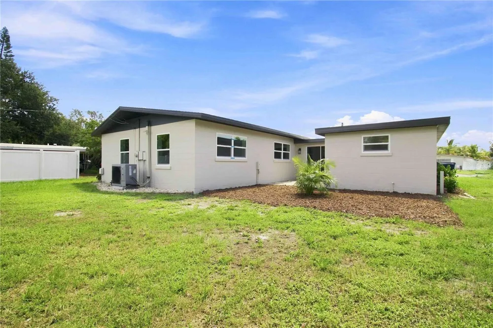 2057 GARDEN PARKWAY Bradenton, FL 34205