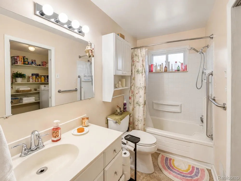 7541 Harrison Street Westland City, MI 48185