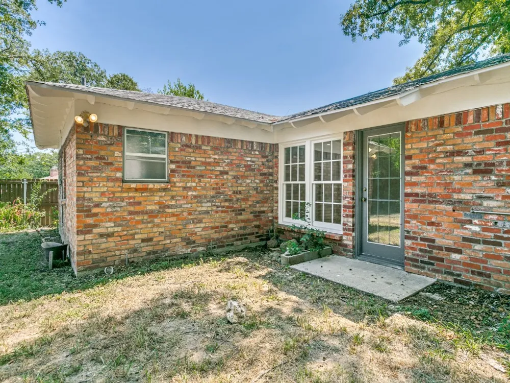 612 Forest Lane Hurst, TX 76053