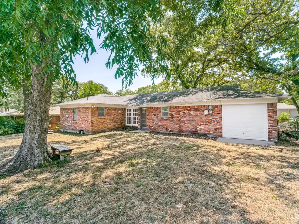 612 Forest Lane Hurst, TX 76053