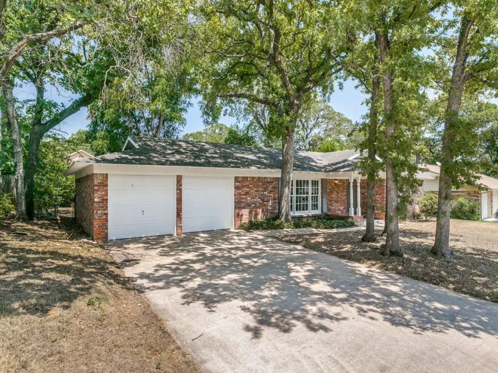 612 Forest Lane Hurst, TX 76053
