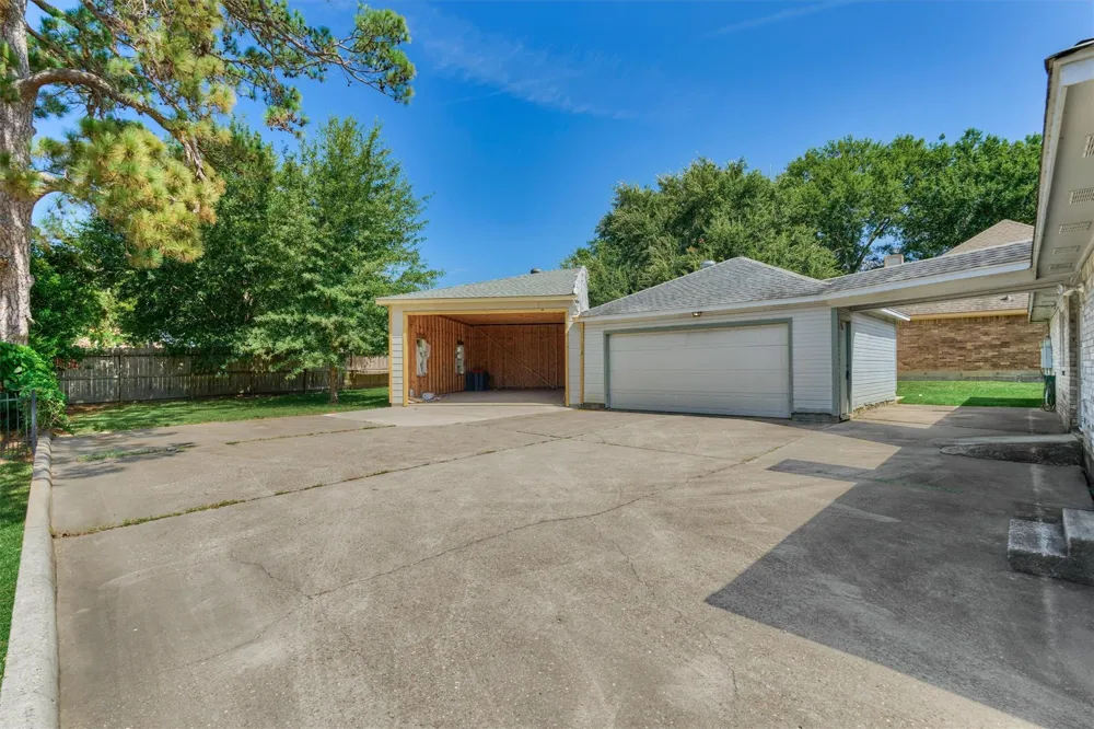 9749 E Shore Drive Willis, TX 77318