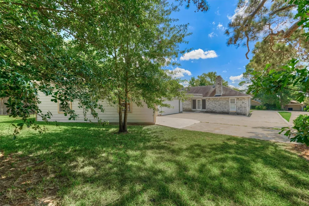 9749 E Shore Drive Willis, TX 77318
