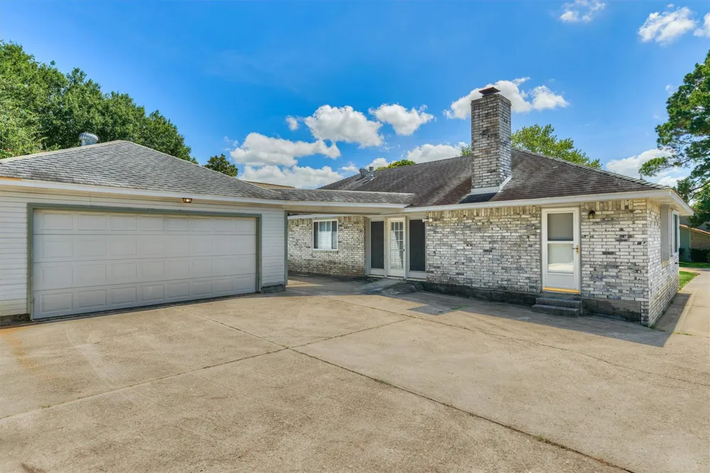 9749 E Shore Drive Willis, TX 77318