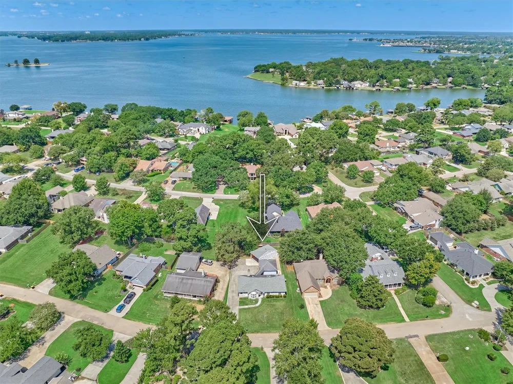 9749 E Shore Drive Willis, TX 77318
