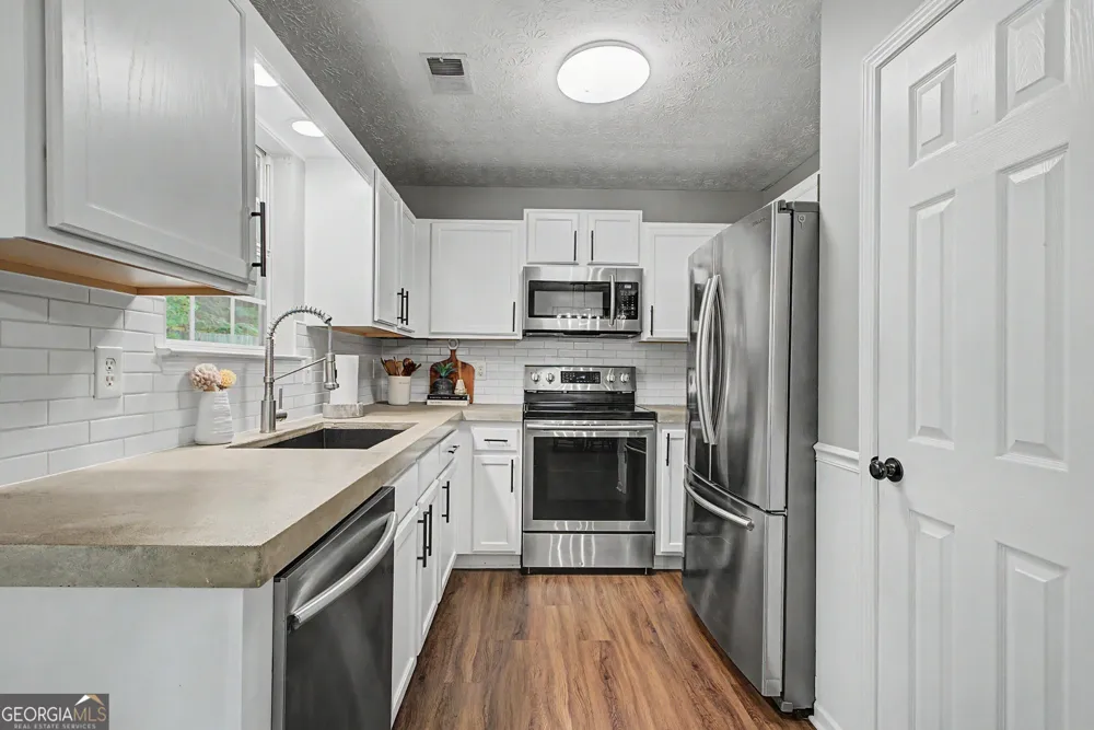 185 Creekside DR Grantville, GA 30220