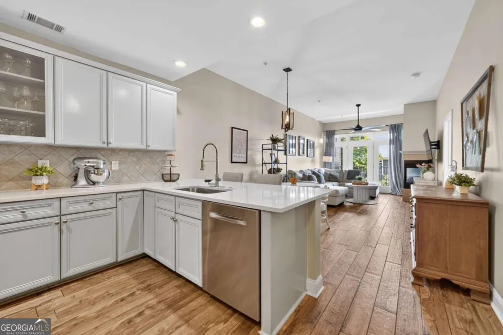 210 Creek View LN Roswell, GA 30075