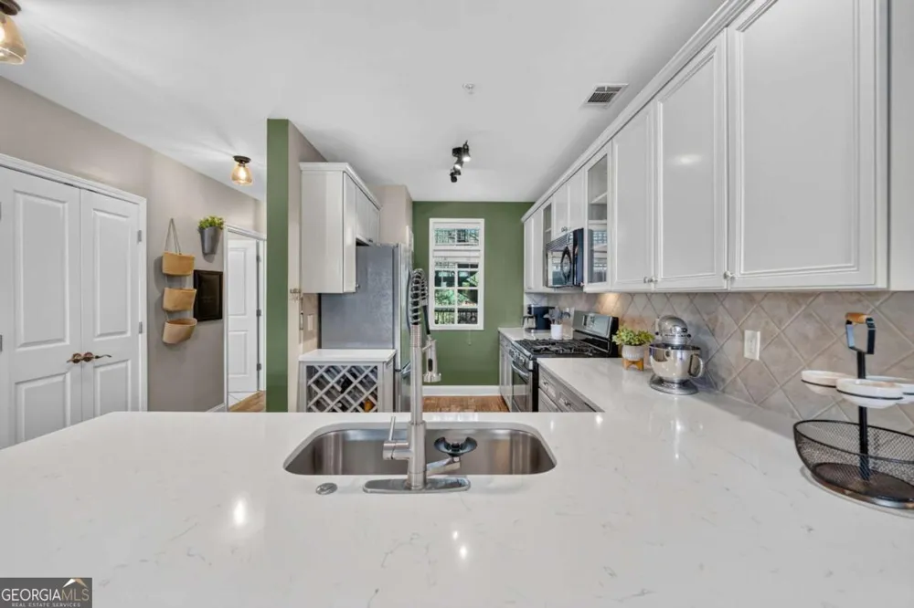 210 Creek View LN Roswell, GA 30075