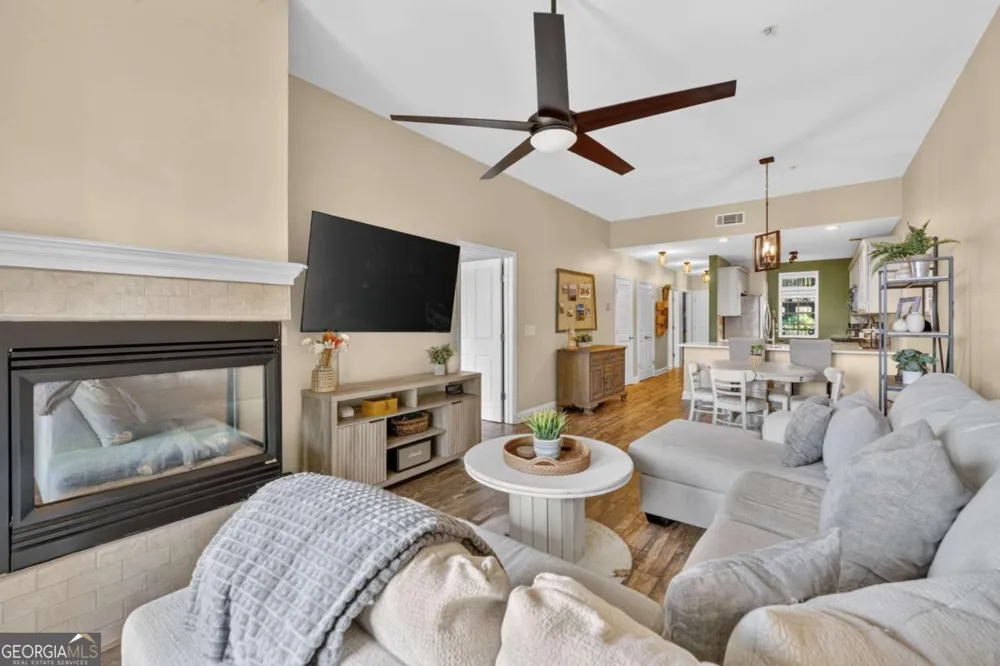 210 Creek View LN Roswell, GA 30075