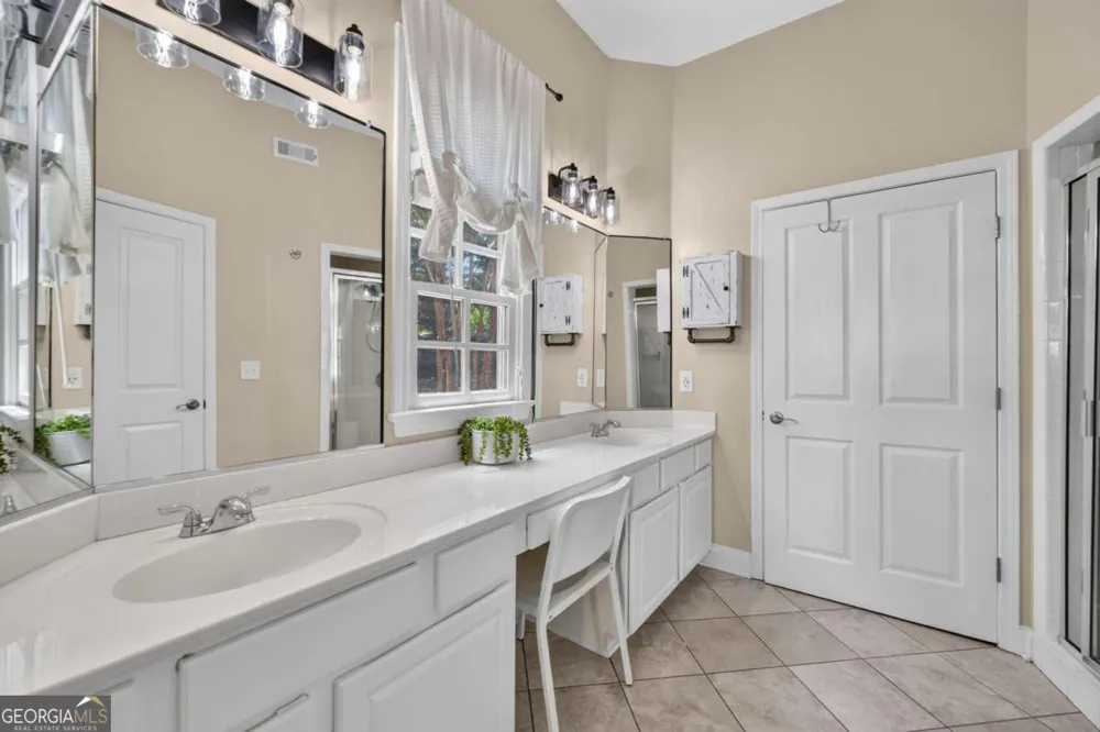 210 Creek View LN Roswell, GA 30075