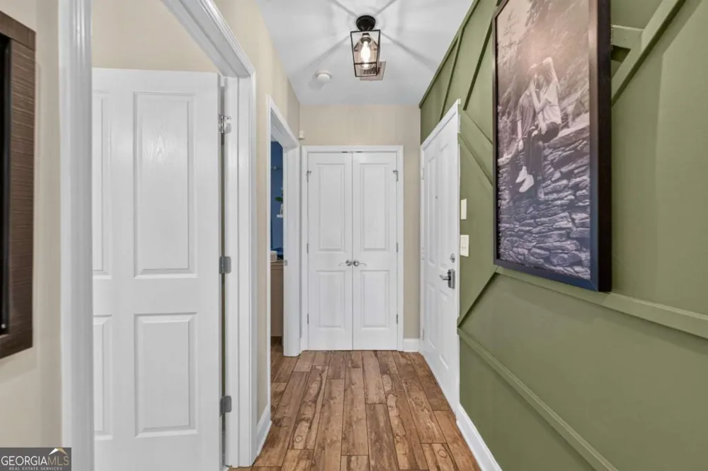 210 Creek View LN Roswell, GA 30075