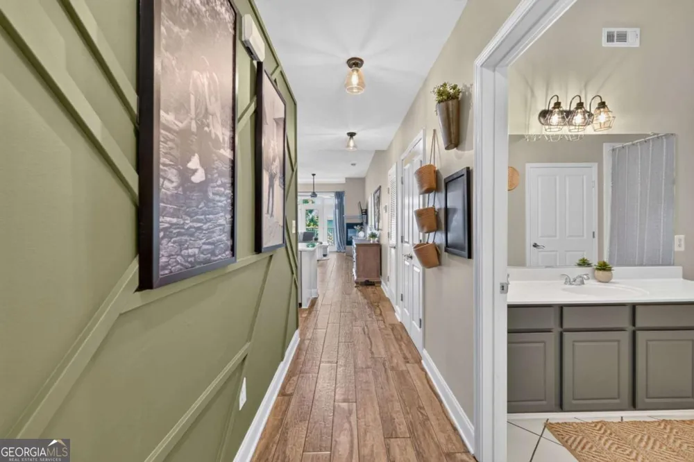 210 Creek View LN Roswell, GA 30075