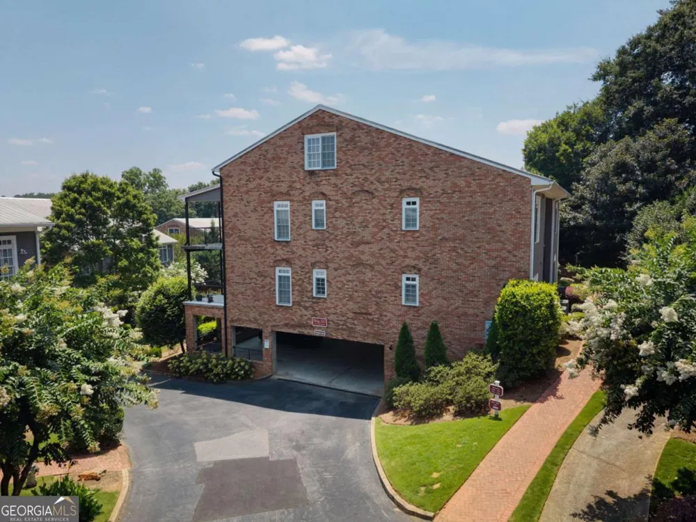 210 Creek View LN Roswell, GA 30075