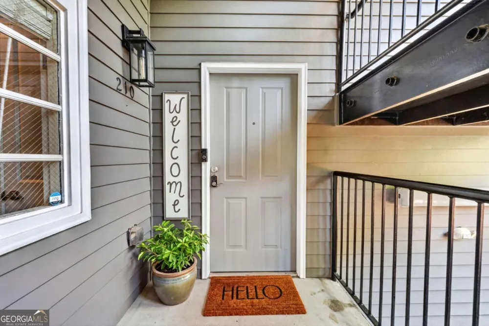 210 Creek View LN Roswell, GA 30075